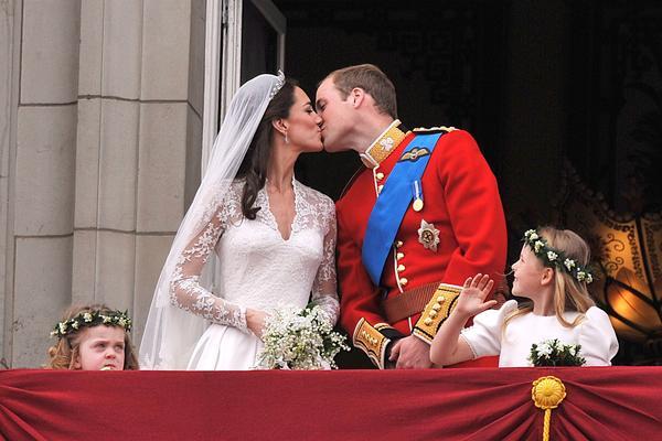 Nach der Trauung und Kutschfahrt: Kuss für das Volk auf dem Balkon des Buckingham Palastes. Nach der Trauung und Kutschfahrt: Kuss für das Volk auf dem Balkon des Buckingham Palastes.