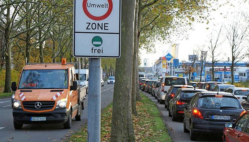 Frei nur mit grüner Plakette: Seit 2013 gibt es in Heilbronn die Umweltzone, zum Jahreswechsel ist damit Schluss.
Foto: Archiv/Friese