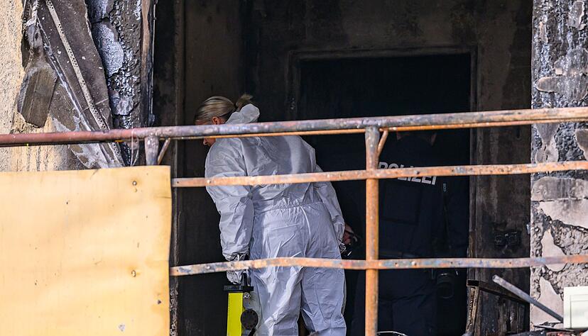 Spurensuche am Brandort: Ermittler wollen den Ausl&ouml;ser des verheerenden Feuers kl&auml;ren.