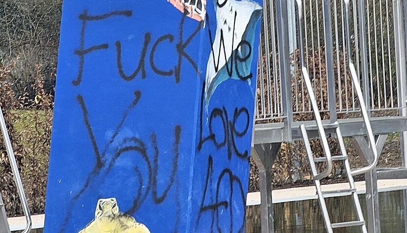 Vandalismus im Untergruppenbacher Freibad: Beide Sprungtürme wurden mit Graffiti-Tags besprüht. Vandalismus im Untergruppenbacher Freibad: Beide Sprungtürme wurden mit Graffiti-Tags besprüht.