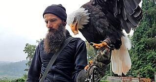 Erik Pelz von der Stauferfalknerei in Lorch mit einem Weißkopfseeadler.
Foto: privat