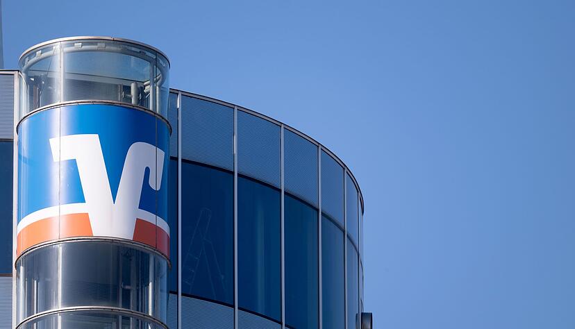 Kunden der Volksbanken können künftig in Geschäften mit dem iPhone bezahlen, ohne Apple Pay in Anspruch nehmen zu müssen. Kunden der Volksbanken können künftig in Geschäften mit dem iPhone bezahlen, ohne Apple Pay in Anspruch nehmen zu müssen.