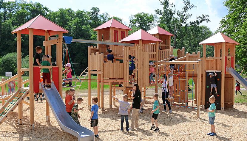 Die Spielkombination Ritterburg war am Er&ouml;ffnungstag des Kochersteinsfelder Abenteuerspielplatzes nur eines der besonders gefragten Ger&auml;te.
Foto: Ute Pl&uuml;ckthun