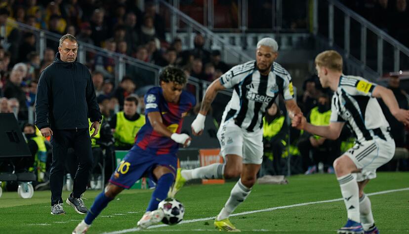 Hansi Flick beobachtet mit Lamine Yamal einen seiner Offensivstars. Hansi Flick beobachtet mit Lamine Yamal einen seiner Offensivstars.