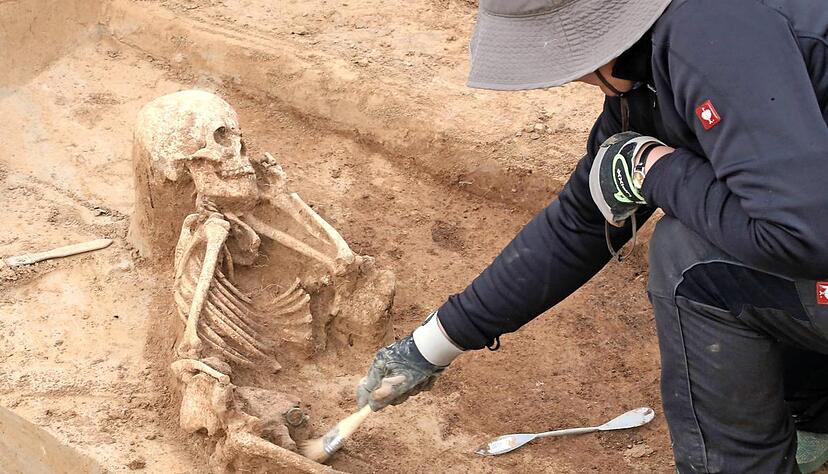 Vermutlich handelt es sich bei diesem Fund des Grabungsteams um ein zehnjähriges Mädchen, das im 4. Jahrhundert vor Christus gelebt hat.Foto: Guido Sawatzki Vermutlich handelt es sich bei diesem Fund des Grabungsteams um ein zehnjähriges Mädchen, das im 4. Jahrhundert vor Christus gelebt hat.Foto: Guido Sawatzki