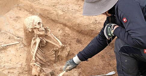 Vermutlich handelt es sich bei diesem Fund des Grabungsteams um ein zehnj&auml;hriges M&auml;dchen, das im 4. Jahrhundert vor Christus gelebt hat.Foto: Guido Sawatzki