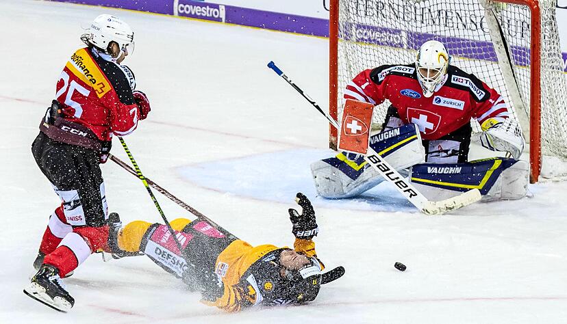 Daniel Fischbuch liegt nach einem Foul vom Schweizer Roger Karrer im zweiten Spiel am Samstag auf dem Eis. Der Schweizer musste daraufhin in die Kühlbox.
Foto: dpa Daniel Fischbuch liegt nach einem Foul vom Schweizer Roger Karrer im zweiten Spiel am Samstag auf dem Eis. Der Schweizer musste daraufhin in die Kühlbox.
Foto: dpa