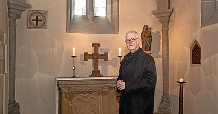 Dekan Roland Rossnagel in der Turmkapelle des Deutschordensmünsters. Sie geht auf das 13. Jahrhundert zurück und ist damit der älteste erhaltene Sakralraum Heilbronns.
Foto: Andreas Veigel