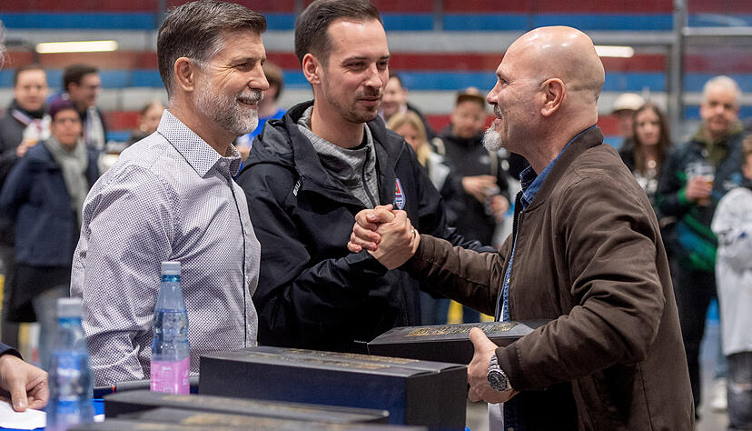 Sportdirektor Martin Jiranek (von links) und Eventmanager Kevin Schmidt verabschieden bei der Saisonabschluss-Feier offiziell Trainer Frank Petrozza. Sportdirektor Martin Jiranek (von links) und Eventmanager Kevin Schmidt verabschieden bei der Saisonabschluss-Feier offiziell Trainer Frank Petrozza.