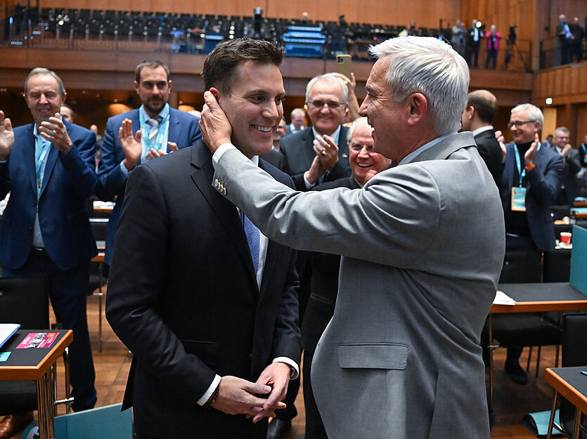 18.11.2023, Baden-Württemberg, Reutlingen: Manuel Hagel (l), der neue Landesvorsitzende der CDU Baden-Württemberg, nimmt beim Landesparteitag der CDU Baden-Württemberg nach seiner Wahl die Glückwünsche von seinem Vorgänger Thomas Strobl (r) entgegen. Foto: Bernd Weißbrod/dpa +++ dpa-Bildfunk +++