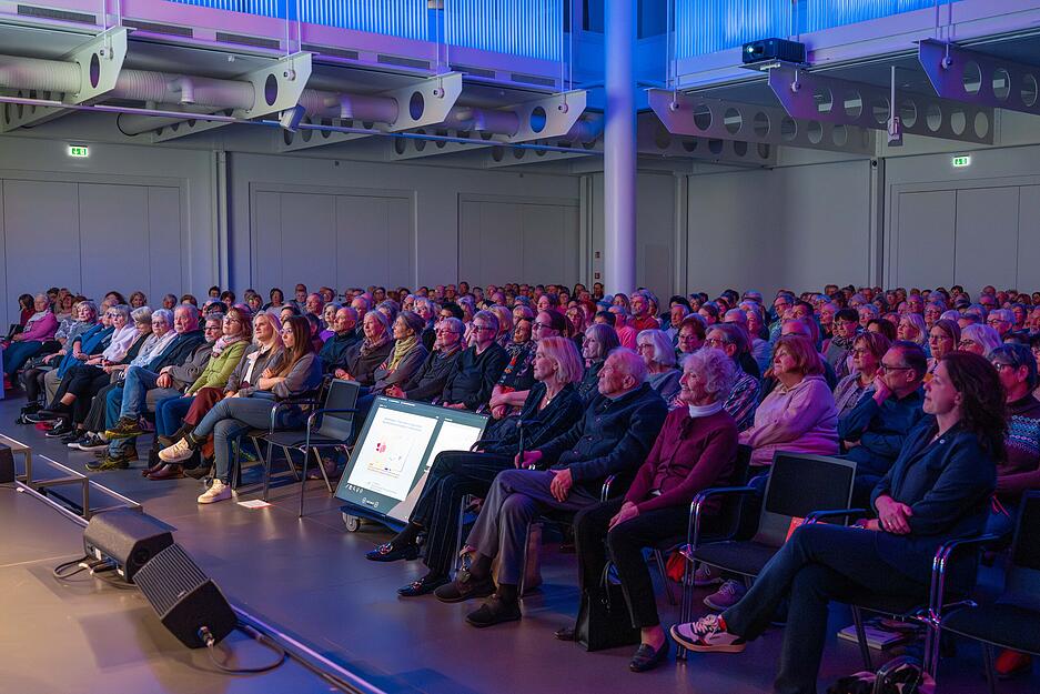 Großes Zuschauerinteresse bei der 61. Abendvorlesung unter der Pyramide in der Kreissparkasse Heilbronn.