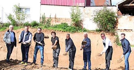 Beim Spatenstich: Walter Vogt, J&ouml;rg Rank, Andreas Vogt, J&uuml;rgen Galetzka, Uwe Mosthaf, Martin Schropp, Rainer Mosthaf, Oliver Sanden (von links).
