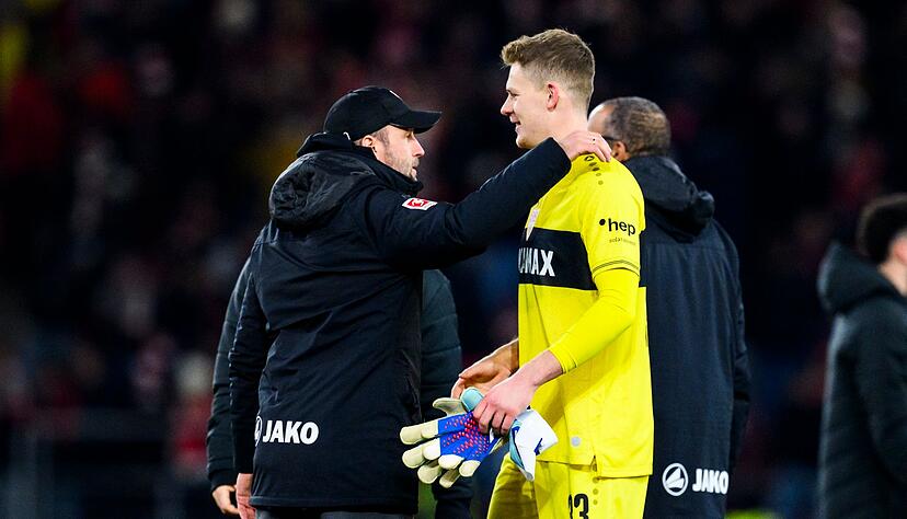 Alexander Nübel bleibt wohl beim VfB Stuttgart. Trainer Sebastian Hoeneß (l.) wird es freuen. Alexander Nübel bleibt wohl beim VfB Stuttgart. Trainer Sebastian Hoeneß (l.) wird es freuen.