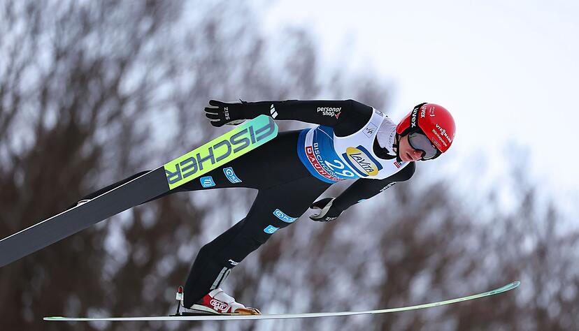 Der formschwache Skispringer Karl Geiger wird die Olympischen Spiele in Italien wohl verpassen. (Archivbild)