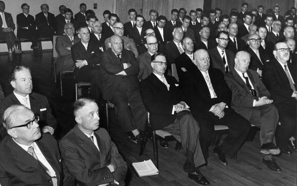 17.04.1961: Zahlreiche Ehrengäste aus Politik und Wirtschaft nehmen an der schlichten Eröffnungsfeier der Staatlichen Ingenieurschule in der Heilbronner Harmonie teil.