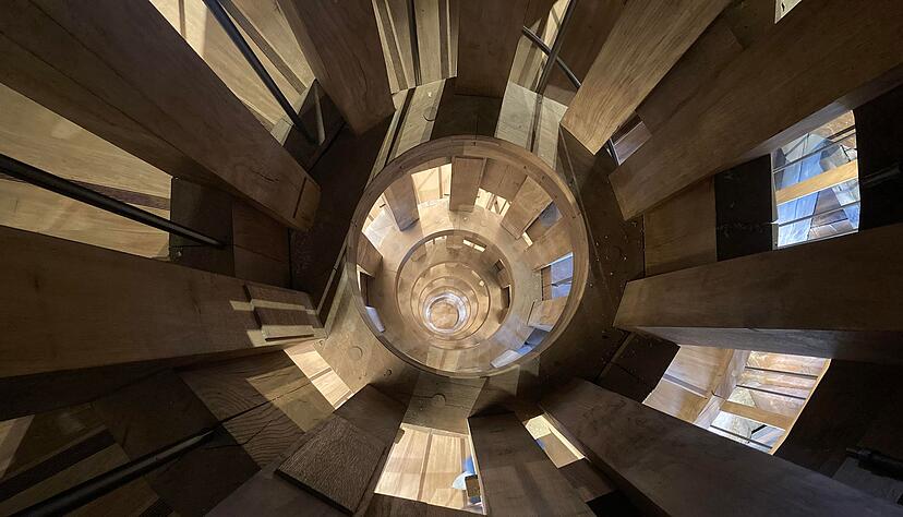 Die doppelläufige Wendeltreppe im Südturm: Ein Lauf führt hinauf, der andere hinunter, sodass sich die Besucher nie begegnen.