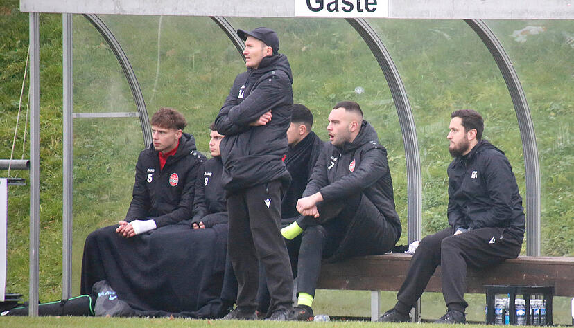 Beim FSV Hollenbach blieben auf der Ersatzbank von Türkspor Neckarsulm viele Plätze frei.