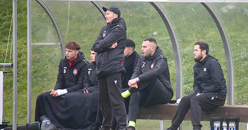 Beim FSV Hollenbach blieben auf der Ersatzbank von Türkspor Neckarsulm viele Plätze frei.