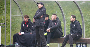 Beim FSV Hollenbach blieben auf der Ersatzbank von Türkspor Neckarsulm viele Plätze frei.