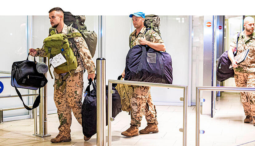 Der Einsatz in internationalen Krisengebieten wird von der Gesellschaft eher kritisch bewertet. Der Einsatz in internationalen Krisengebieten wird von der Gesellschaft eher kritisch bewertet.