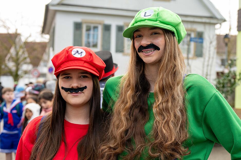 Familien und Freunde feiern gemeinsam,