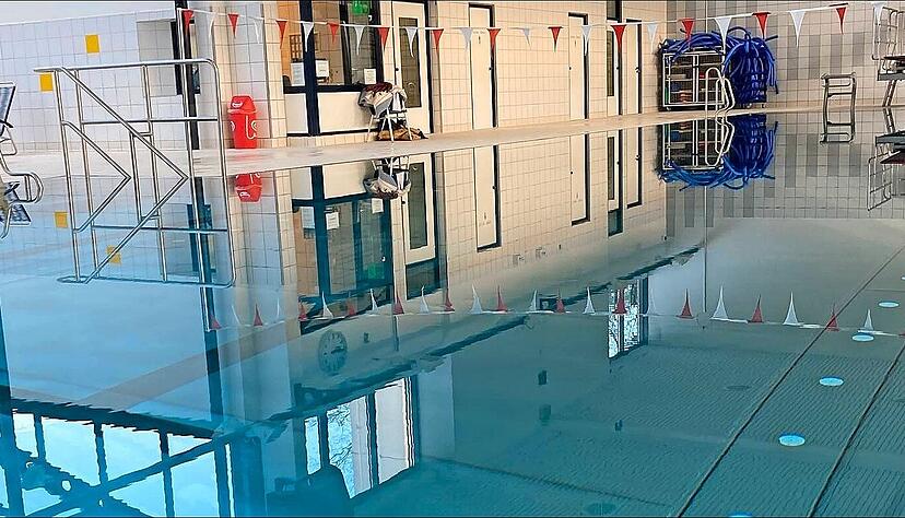 Endlich wieder Normalbetrieb: Im K&uuml;nzelsauer Tollk&uuml;n k&ouml;nnen die Menschen wieder wie gewohnt ihre Bahnen ziehen, auch Schwimmkurse und Schwimmunterricht finden wieder statt.