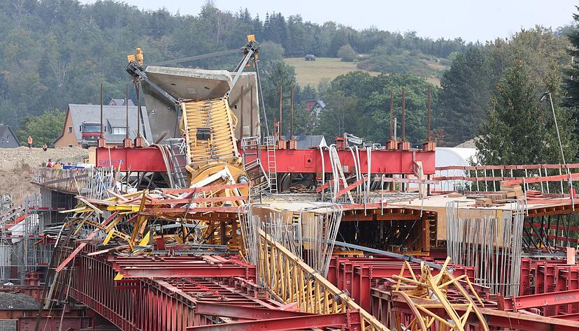 Der Baukran stürzte auf einer Brücke um, die über die Bleilochtalsperre führt.