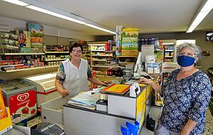 Ute Kuch in dem Laden, in dem sie schon als Kind ihrem Vater geholfen hatte. Die Cleebronner sind nicht erst seit der Corona-Krise froh, dass sie hier alles finden, was man im Alltag braucht. Foto: Christian Gleichauf