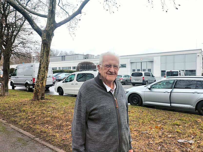 Der 90 Jahre alte Arnold Trui wohnt gegenüber des Tatorts. Von der Tat bekam er erst etwas mit, als die Polizei am Dienstagabend anrückte.