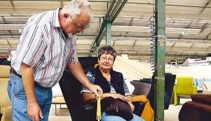 Das Ehepaar Gro&szlig; ist beim Sonderverkauf der Firma Laauser f&uuml;ndig geworden. Der Polsterm&ouml;belhersteller verkaufte am Wochenende die Insolvenz-Ware.Foto: Nickel