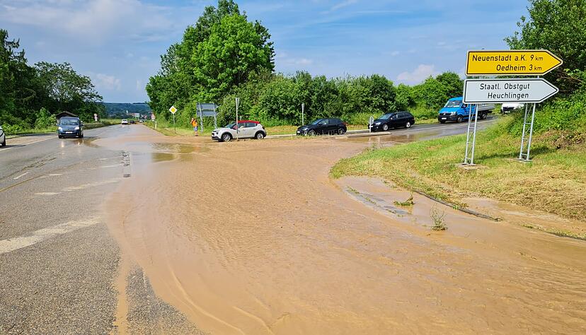 Nach starken Regenfällen kam es bei Bad Friedrichshall zu Überflutungen auf der Landesstraße. Foto: Ralf Seidel Nach starken Regenfällen kam es bei Bad Friedrichshall zu Überflutungen auf der Landesstraße. Foto: Ralf Seidel