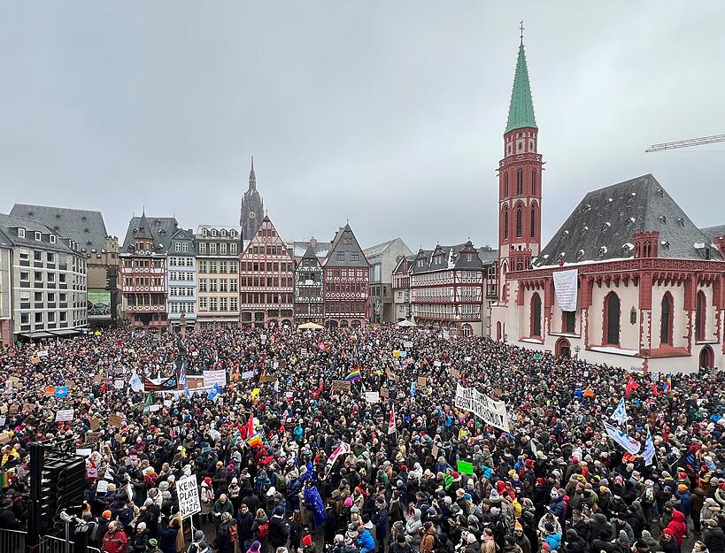 Zahlreiche Menschen haben sich auf dem Frankfurter Römer versammelt, um gegen Rechtextremismus zu demonstrieren.