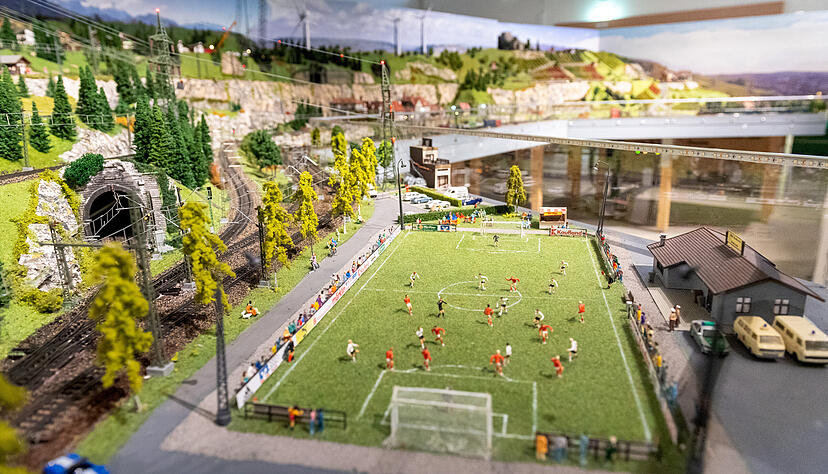 Zehn gegen Zehn. Auch im Miniaturformat wird sich auf dem Fußballfeld an die Anzahl der Spieler gehalten. Zehn gegen Zehn. Auch im Miniaturformat wird sich auf dem Fußballfeld an die Anzahl der Spieler gehalten.