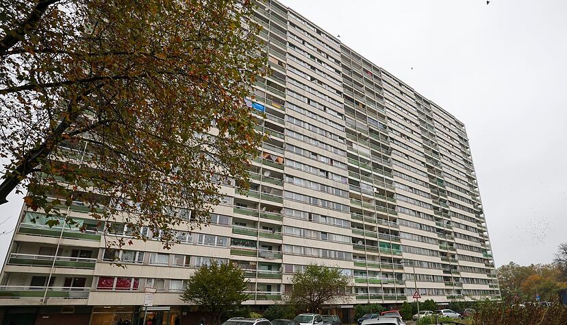 Meldekontrolle durch verschiedene Beh&ouml;rden am Problem-Hochhaus &laquo;Wei&szlig;er Riese&raquo; im Stadtteil Homberg,