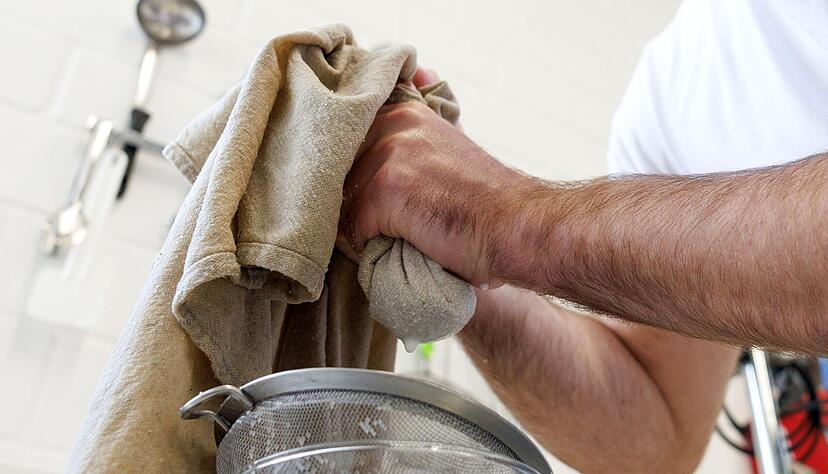 Die Masse im Käsetuch muss für manche Käse auch gepresst werden, etwa für einen Paneer. Dafür dreht man das Tuch zu und presst den Käse mit der Hand. Die Masse im Käsetuch muss für manche Käse auch gepresst werden, etwa für einen Paneer. Dafür dreht man das Tuch zu und presst den Käse mit der Hand.