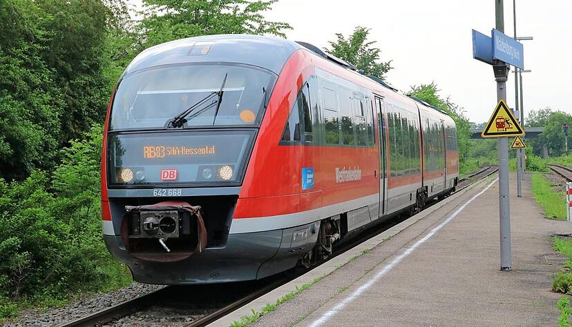 Wenn die Hohenlohebahn (im Bild die Regionalbahn 83 Heilbronn-Hessental) zwischen Cappel und Hessental elektrifiziert und die Kochertalbahn zwischen Waldenburg und Künzelsau reaktiviert würde, wäre der Knotenpunkt am Bahnhof in Waldenburg. Wenn die Hohenlohebahn (im Bild die Regionalbahn 83 Heilbronn-Hessental) zwischen Cappel und Hessental elektrifiziert und die Kochertalbahn zwischen Waldenburg und Künzelsau reaktiviert würde, wäre der Knotenpunkt am Bahnhof in Waldenburg.