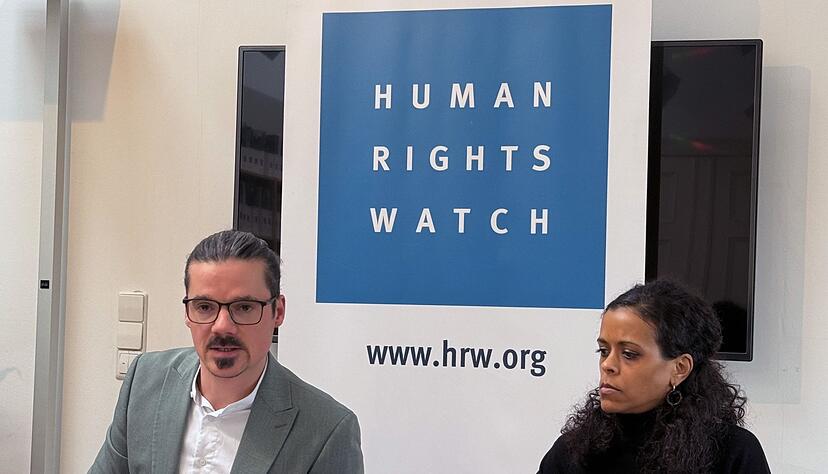 HRW-Deutschlanddirektor Philipp Frisch (l) und HRW-Rassismusforscherin Almaz Teffera zeichneten ein düsteres Bild der Weltlage. HRW-Deutschlanddirektor Philipp Frisch (l) und HRW-Rassismusforscherin Almaz Teffera zeichneten ein düsteres Bild der Weltlage.