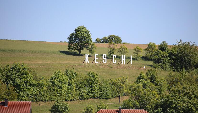 Oberkessacher Jugendliche haben in Anlehnung an Hollywood das Schild KESCHI aufgestellt. Bild vom Juli 2020