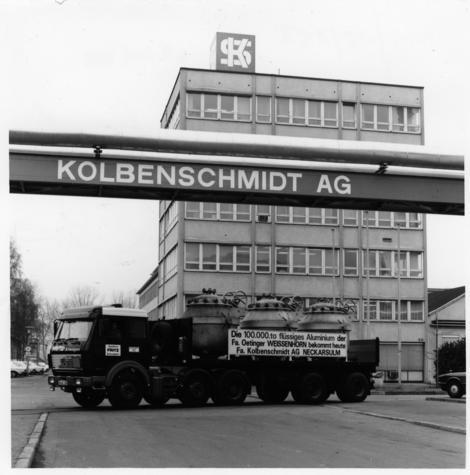03.04.86 - Ein 100.000-Tonnen Aluminium-Transporter macht sich auf den Weg.