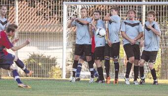 Der Leingartener Matthias Vogt scheitert hier mit einem Freistoß, wenige Minuten später brachte er seine Mannschaft in Meimsheim in Führung &minus; 1:0.Foto: Alexander Bertok