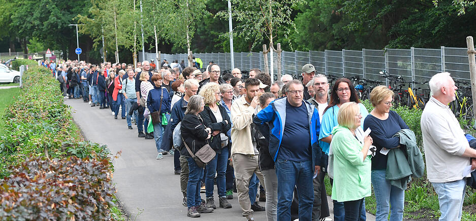 Schon früh bildeten sich lange Warteschlangen vor dem Eingang.