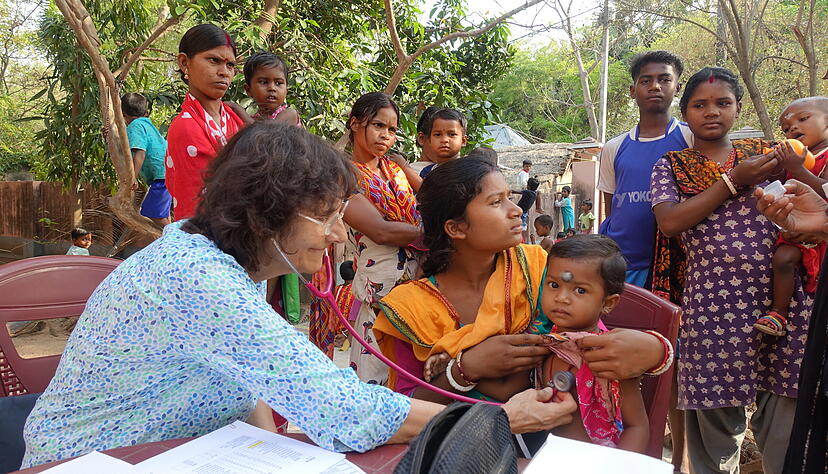 Monika Golembiewski bei einer ihrer Dorf-Sprechstunden. Bei der Untersuchung kann sie kranke und mangelern&auml;hrte Kinder ausfindig machen. Familien mit Kleinkindern erhalten Zusatznahrung, Eisentropfen und Saatgut.