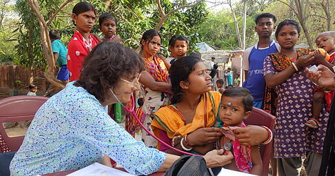 Monika Golembiewski bei einer ihrer Dorf-Sprechstunden. Bei der Untersuchung kann sie kranke und mangelern&auml;hrte Kinder ausfindig machen. Familien mit Kleinkindern erhalten Zusatznahrung, Eisentropfen und Saatgut.