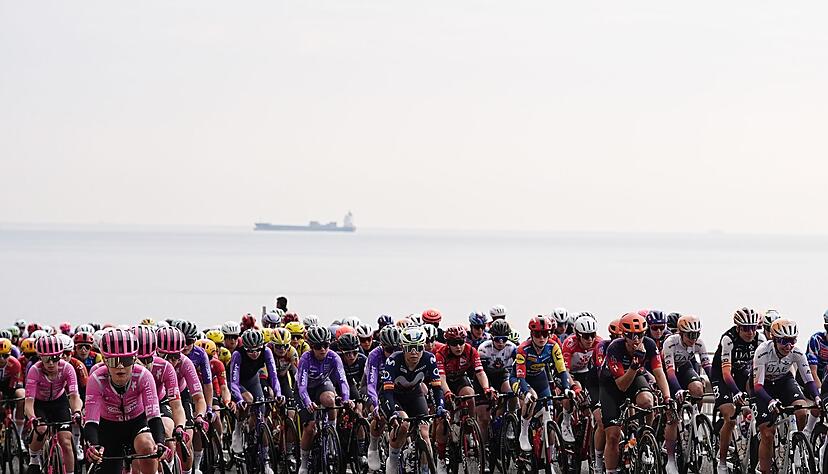 Beim Frauen-Rennen von Mailand-Sanremo hat es einen Horror-Sturz gegeben.