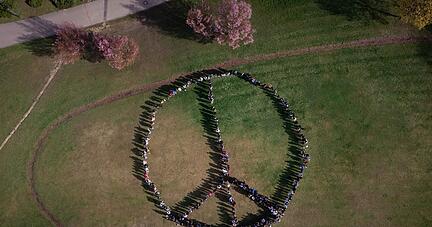 Kinder der Luise-Bronner-Realschule sowie der Paul-Meyle-Schule bilden das Friedenszeichen.

Foto: privat
