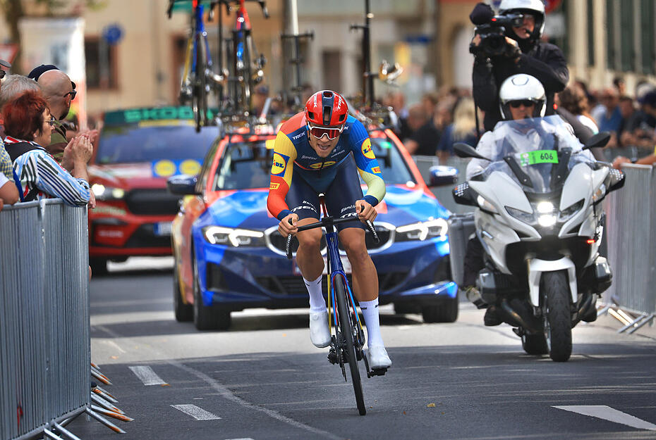 Jonathan Milan aus Italien vom Team LIDL-Trek (LDK) in Aktion auf der Strecke. Jonathan Milan aus Italien vom Team LIDL-Trek (LDK) in Aktion auf der Strecke.