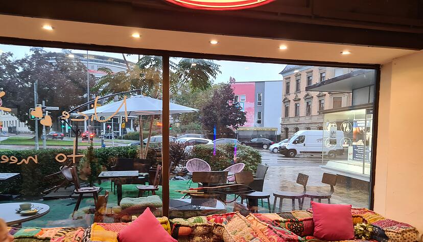 Der gemütliche Kissenbereich legt den Blick auf die Außenterrasse, die wohl erst im Frühjahr bei schönem Wetter so richtig genutzt wird. Der gemütliche Kissenbereich legt den Blick auf die Außenterrasse, die wohl erst im Frühjahr bei schönem Wetter so richtig genutzt wird.