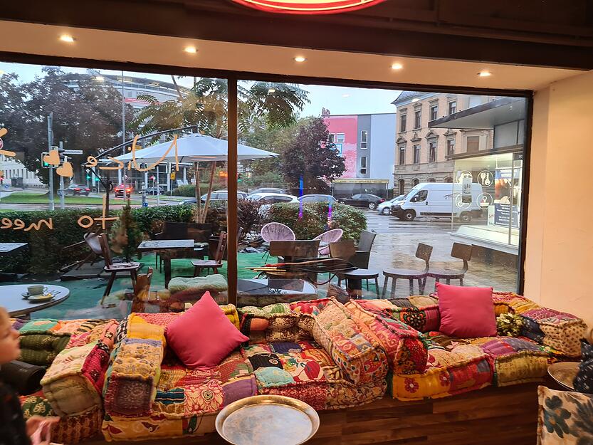 Der gem&uuml;tliche Kissenbereich legt den Blick auf die Au&szlig;enterrasse, die wohl erst im Fr&uuml;hjahr bei sch&ouml;nem Wetter so richtig genutzt wird.