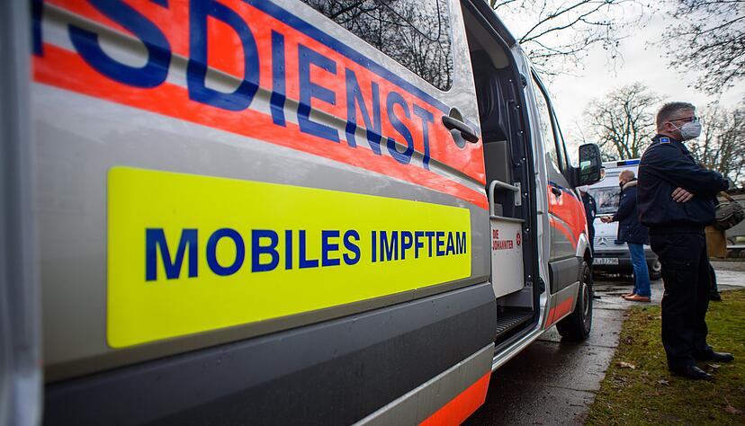 Mobile Impfteams, hier ein Fahrzeug der Johanniter im Kreis Stendal, sind zentraler Baustein im Kampf gegen das Coronavirus.
Foto: dpa Mobile Impfteams, hier ein Fahrzeug der Johanniter im Kreis Stendal, sind zentraler Baustein im Kampf gegen das Coronavirus.
Foto: dpa