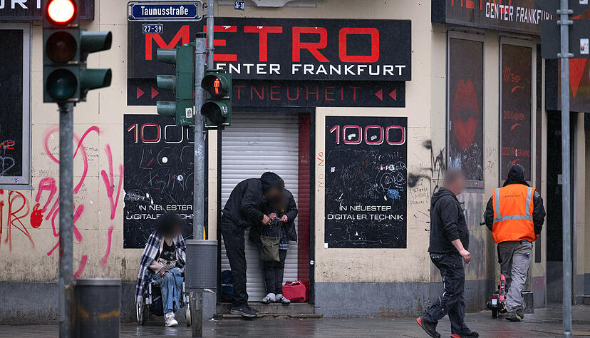 Drogenkonsumenten hantieren in einem Hauseingang im Bahnhofsviertel mit Crack.